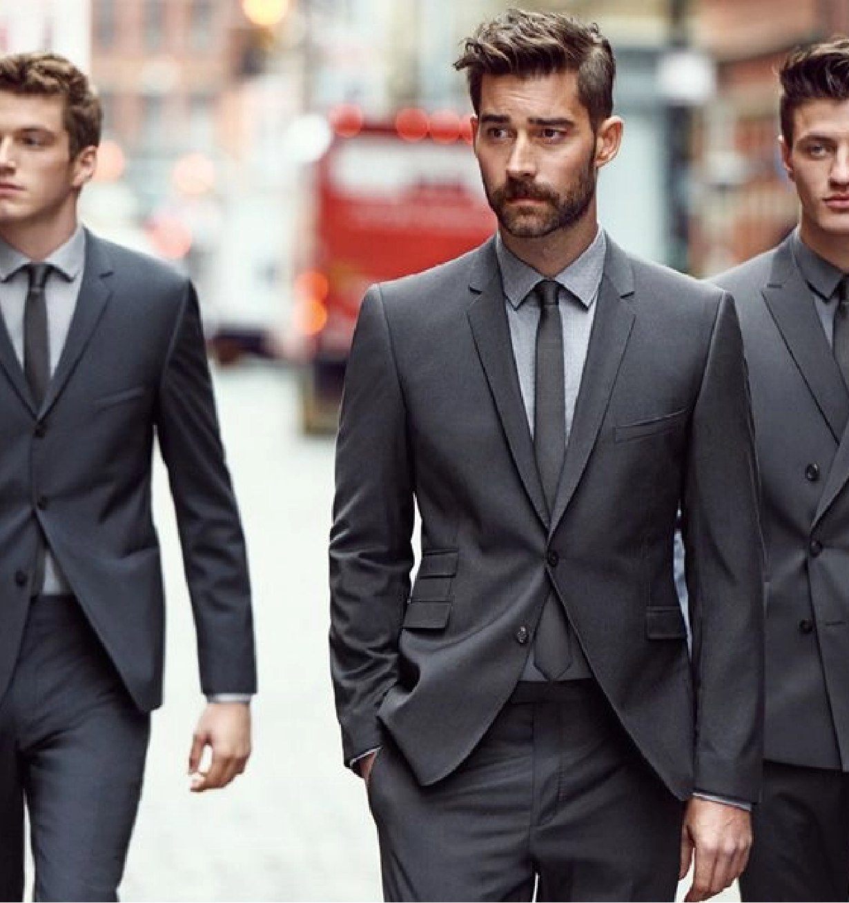Trois hommes portant des costumes Strellson